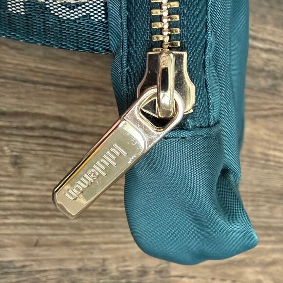 lululemon everywhere belt bag teal Wordmark Crossbody 1L strap Length When Fully Extended LuLulemon Everywhere Belt Bag 1L